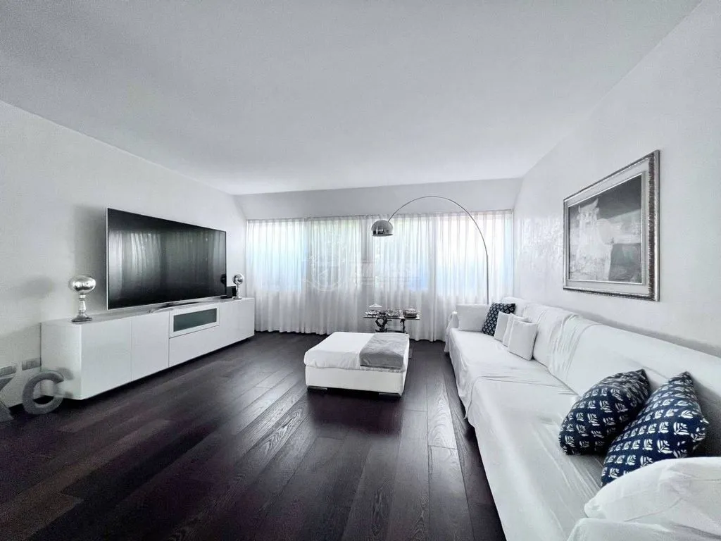 Elutuba - Penthouse with Pool in Basiglio, Milan