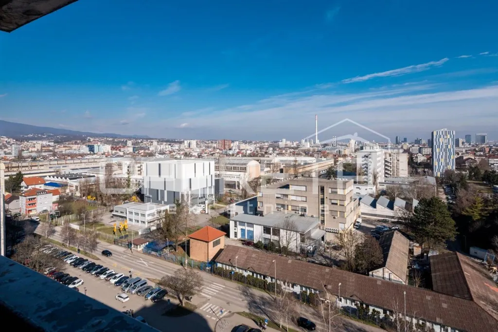 Rõdu - Three-bedroom Apartment with Central Heating in Zagreb