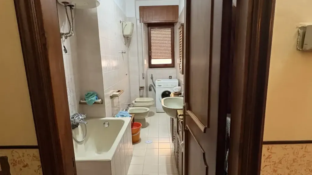 Bathrooms - Bright Trilocale with Sea View in Catanzaro