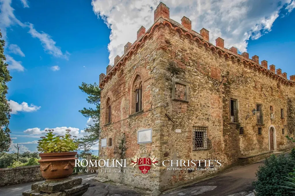 Välivaade - Medieval Castle for Restoration in Chianti Valley