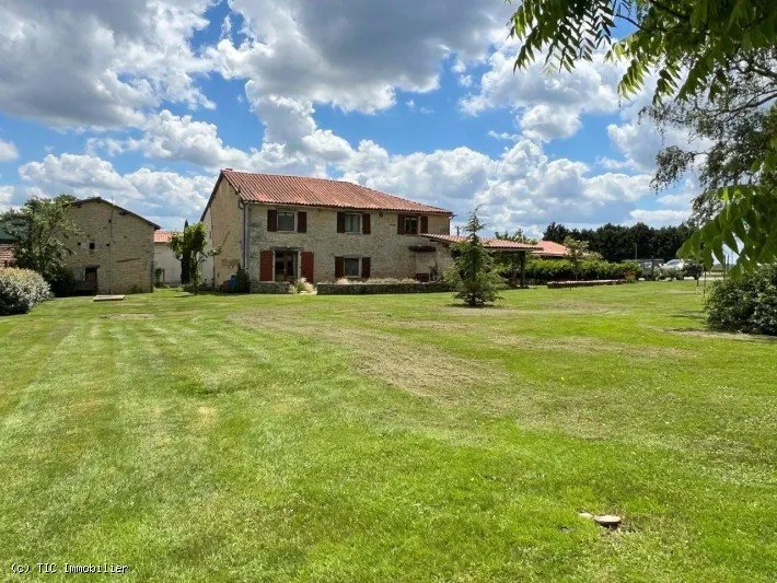 Aed - Spacious House with Large Garden in Cellefrouin