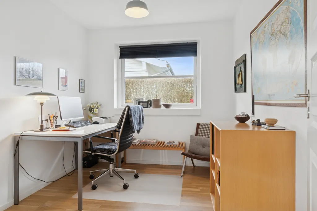 Bureau - Villa with Separate Parent Suite in Dianalund