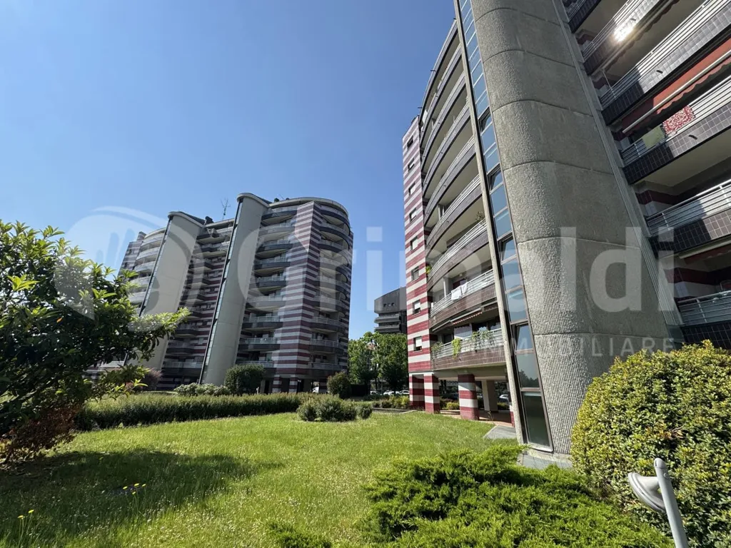 Garden - Armed Two-Bedroom Apartment with Balcony in Milan