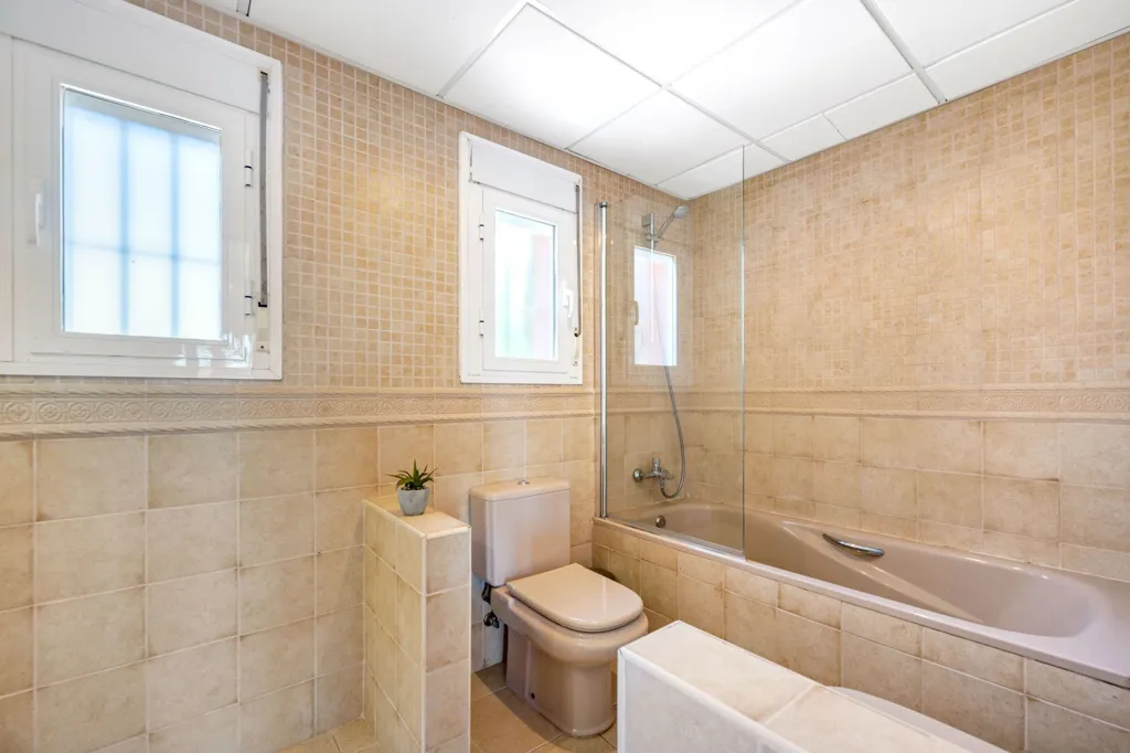 Bathrooms - Andalusian Villa with Pool in Sotogrande