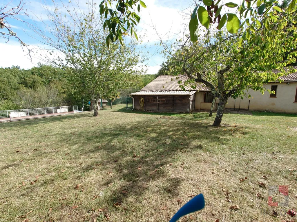 Jardin - Maison de Plain-Pied avec Piscine à Puy-l'Évêque