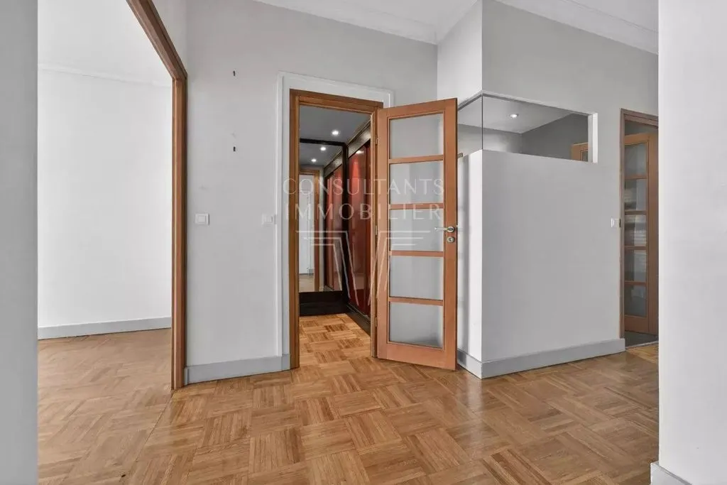 Esik - 1 Bedroom Flat with Balcony in Paris XVI