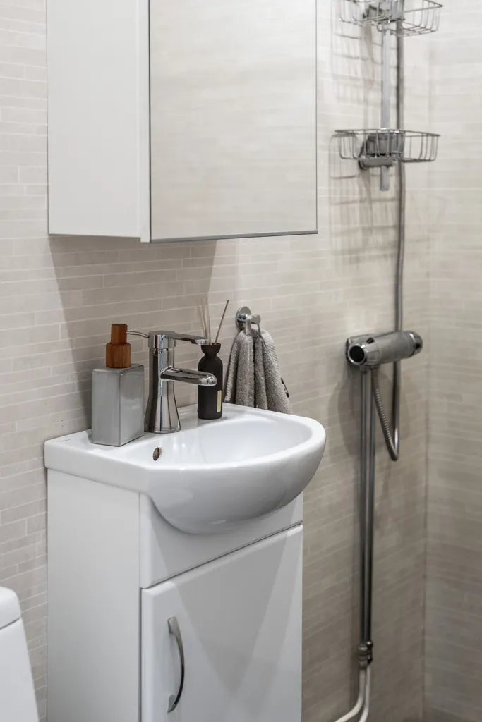 Bathrooms - Bright Studio Flat with South-Facing Windows in Haga