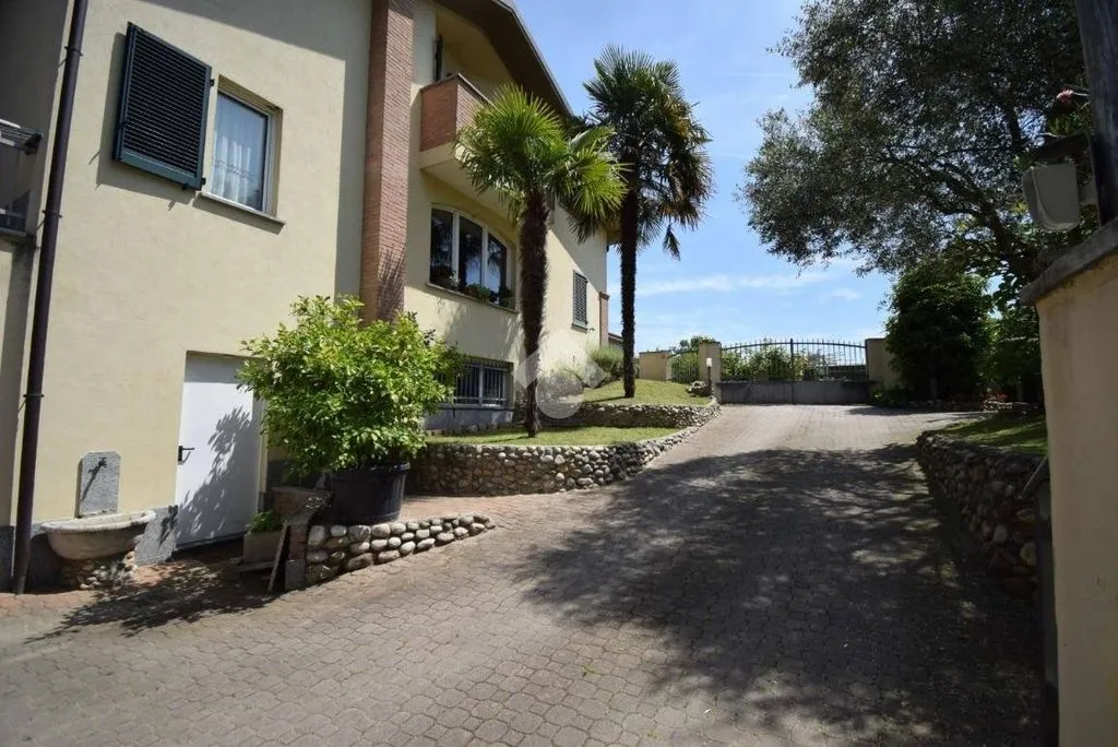 Exterior - Luxury Villa with Private Garden in Brugherio