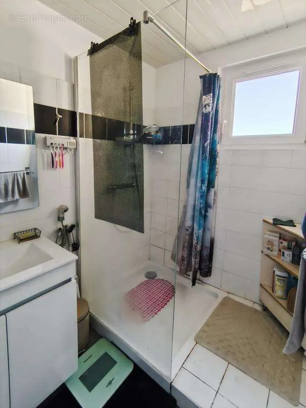 Salles de bain - Appartement T3 avec Parking à Decazeville