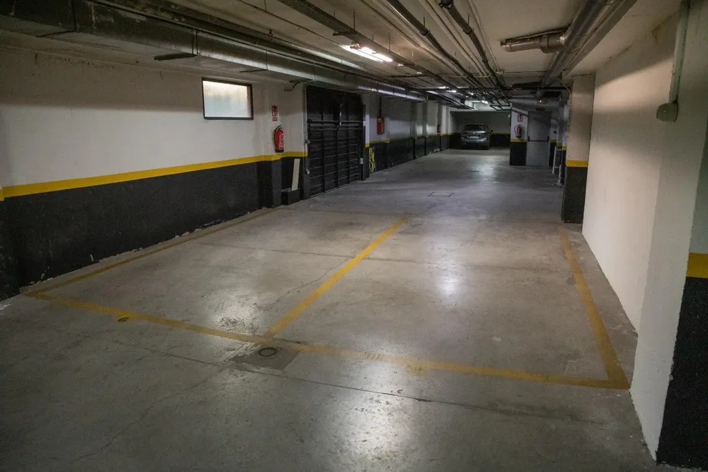 Garage - Luxury Flat with Pool in Colina, Madrid