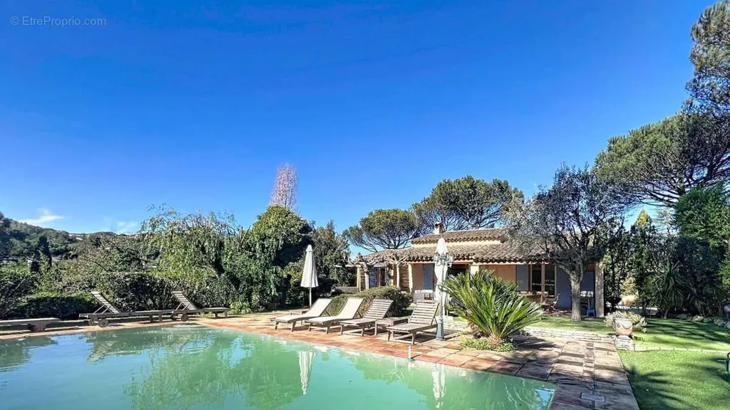 Piscine - Propriété Provençale avec Piscine et Jardin Paysager