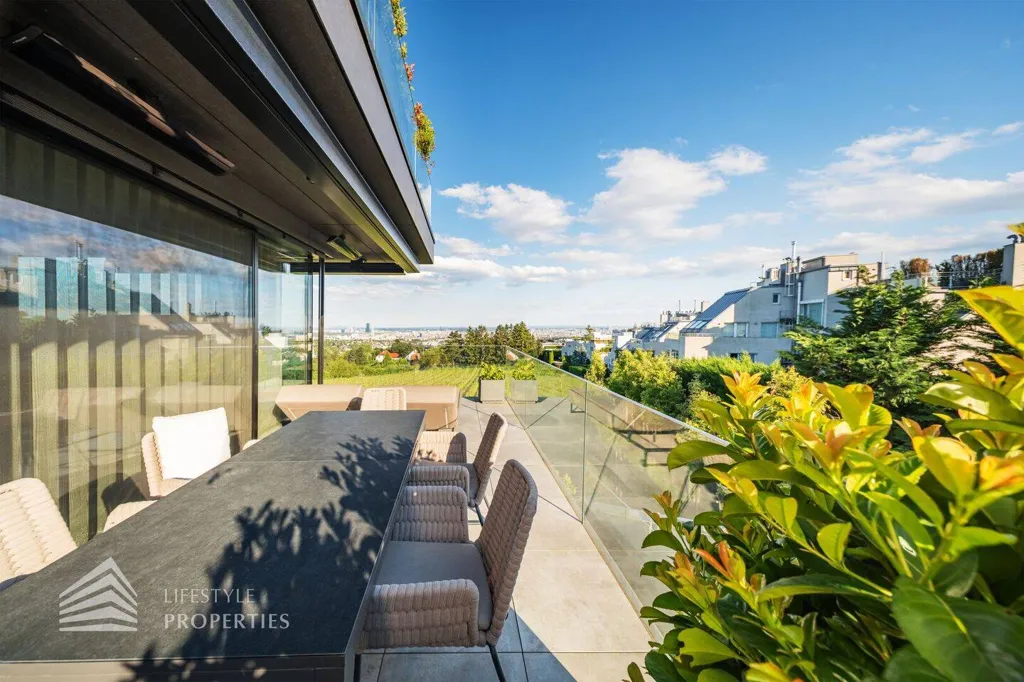 Terrasse - 4-Bedroom Apartment with Panoramic Balcony in Vienna