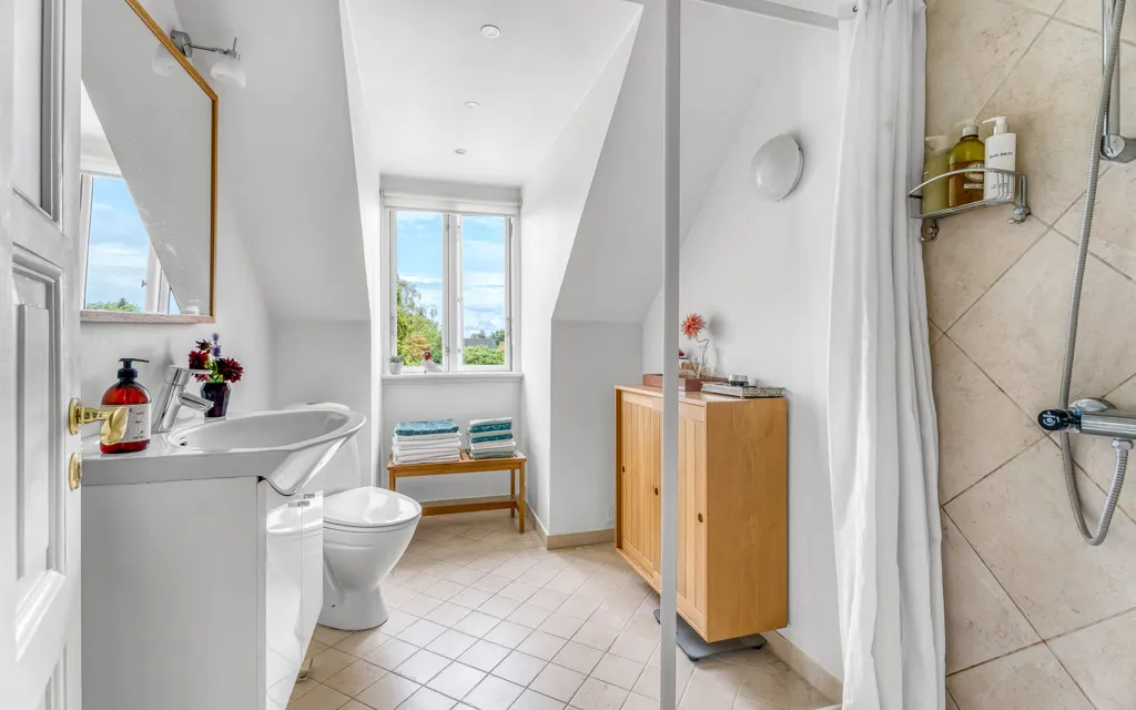 Salles de bain - Rustic Redbrick Villa with Garden in Nakskov