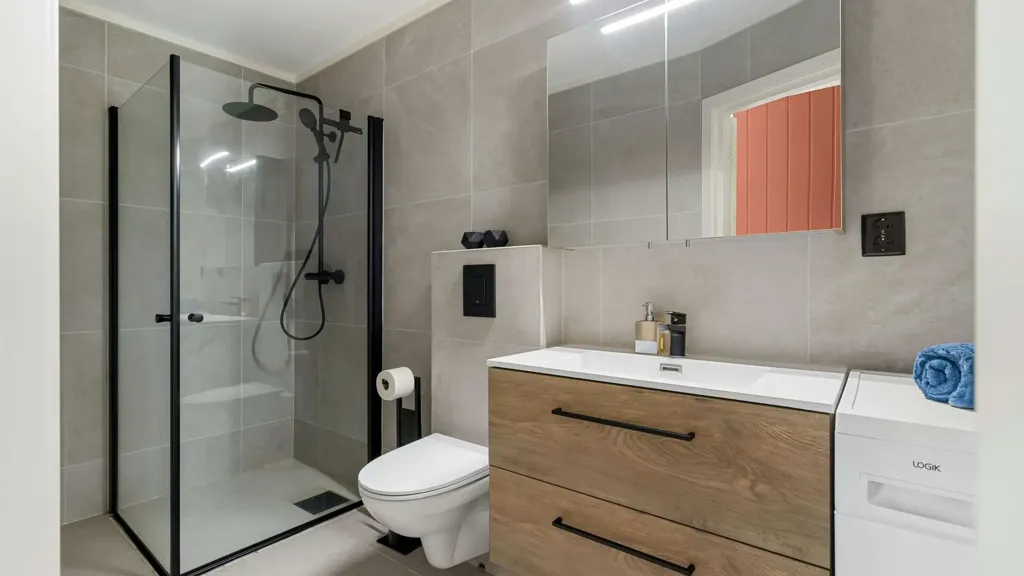 Salles de bain - Modern Villa with South-Facing Terrace in Brugine
