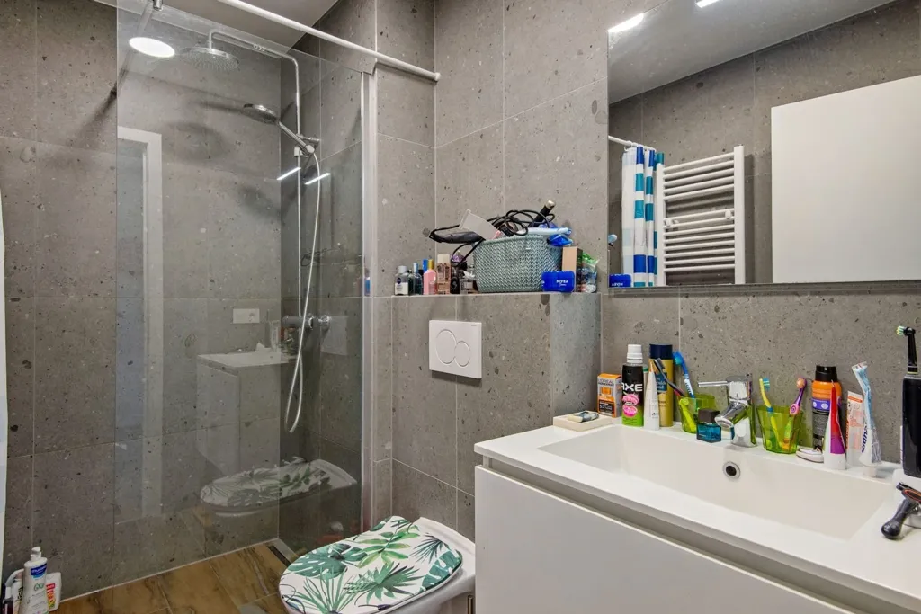 Salles de bain - Appartement Rénové avec Garage à Lier