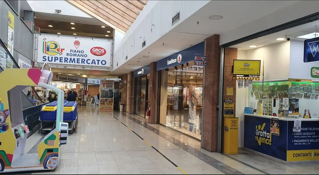 Rooms - Retail Unit with Vitrines in Fiano Romano