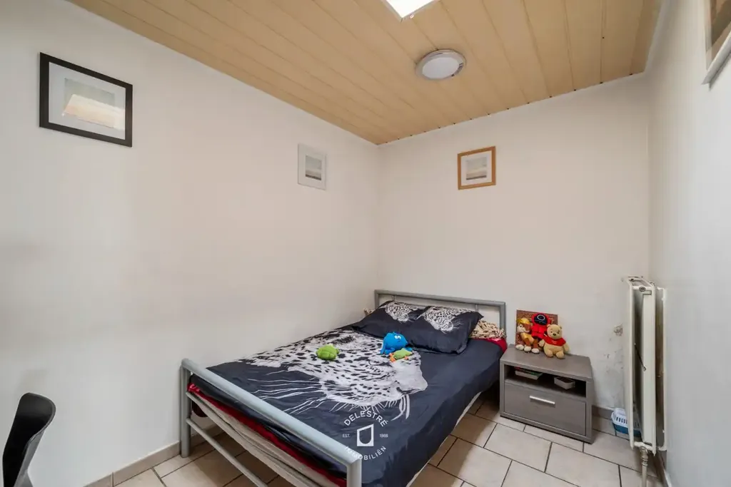 Chambres - Maison Bien Entretenue avec 2 Garages à Ninove