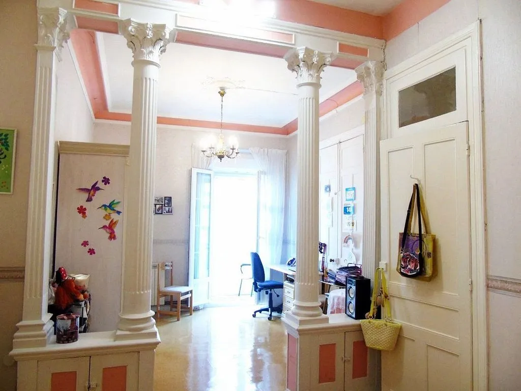 Entrée - Historic Apartment with Balcony in City Centre