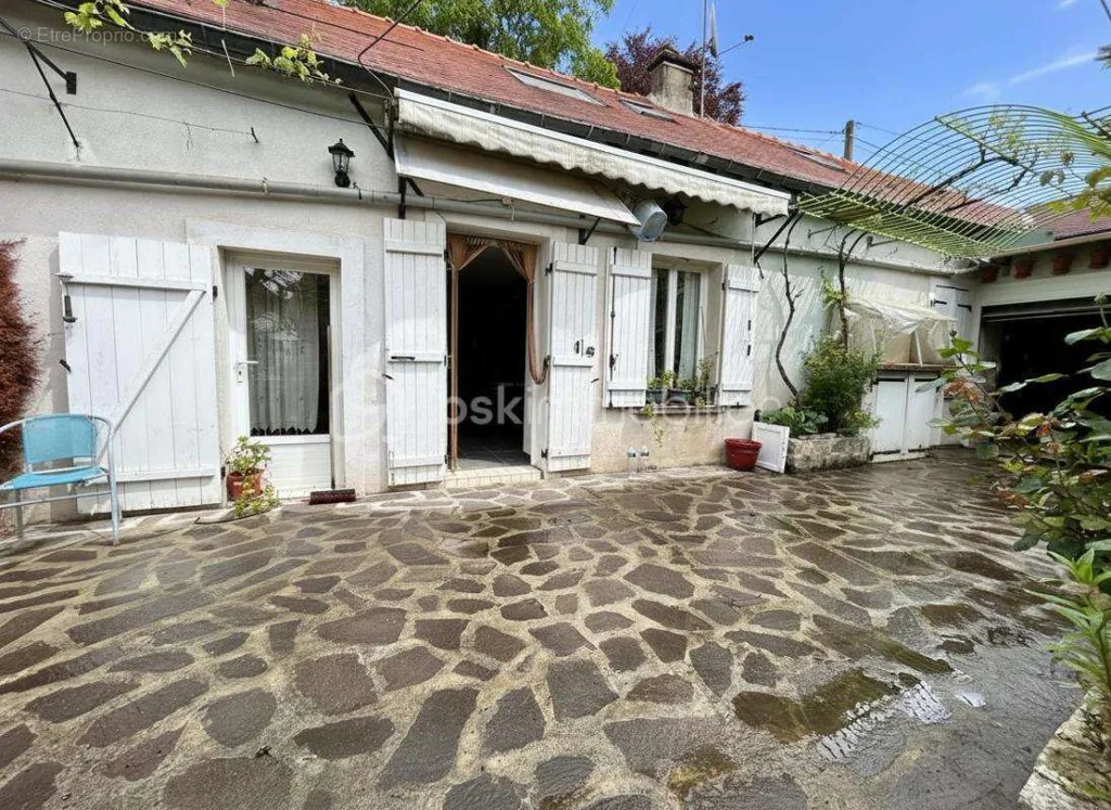 Aed - 5-Piece House with Courtyard in Esmans