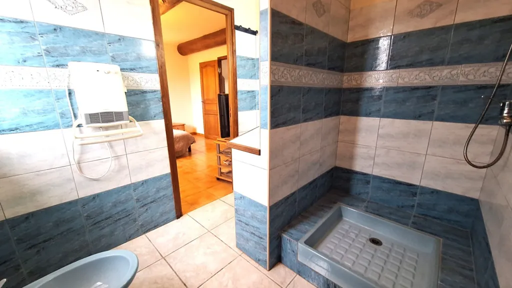 Salles de bain - Maison avec terrasse et jardin à Lauris