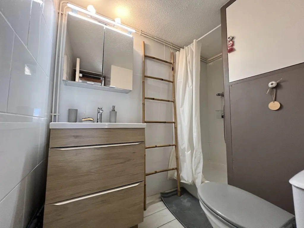 Salles de bain - Pavillon T2 avec Terrasse et Vue Mer près de la Garrigue