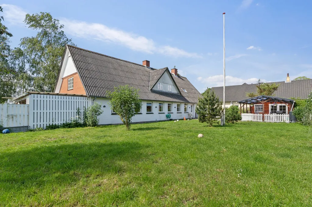 Jardin - Villa with Professional Workshop in Ferritslev