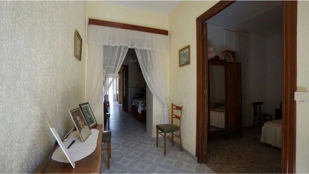 Esik - House with Terrace and Balcony in Almadén