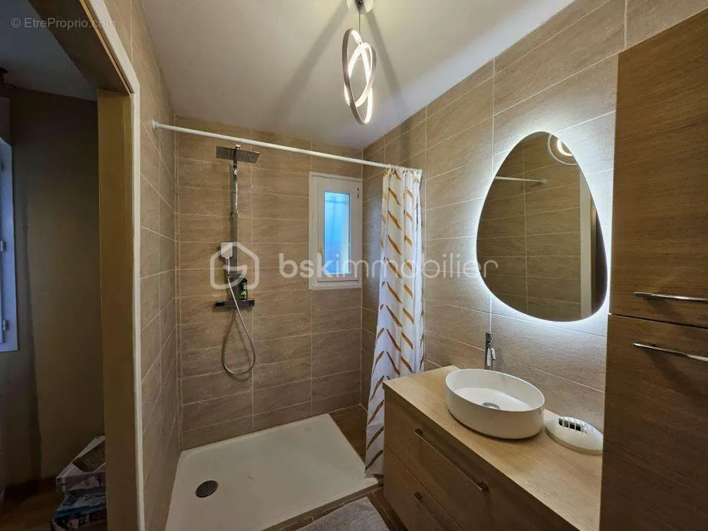 Salles de bain - Maison Familiale avec Grand Terrain à Caudecoste
