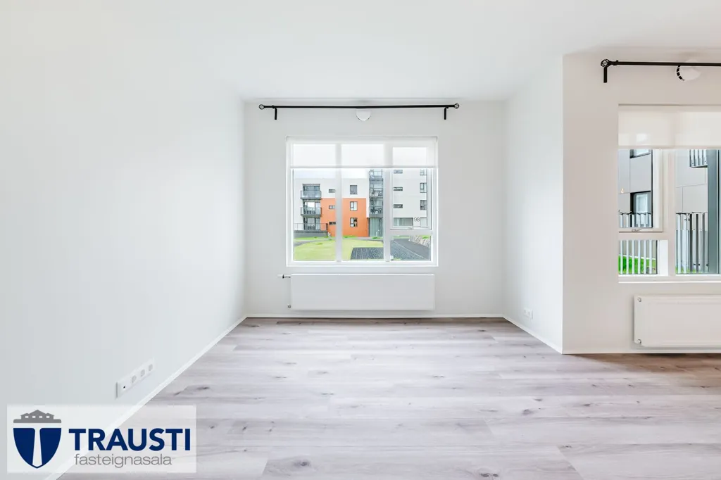 Pièces - Modern Apartment with Balcony in Árbær