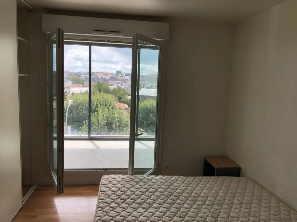 Chambres - Studio Meublé avec Loggia en Hyper Centre de La Roche-sur-Yon