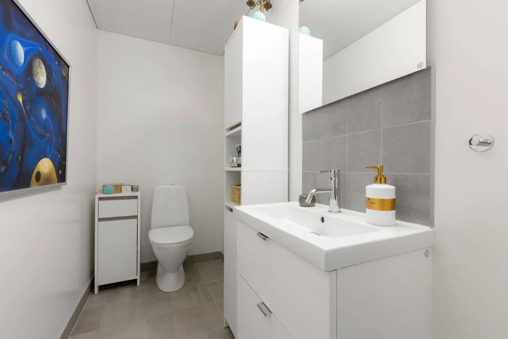 Salles de bain - Apartment with South-Facing Terrace in Rissne