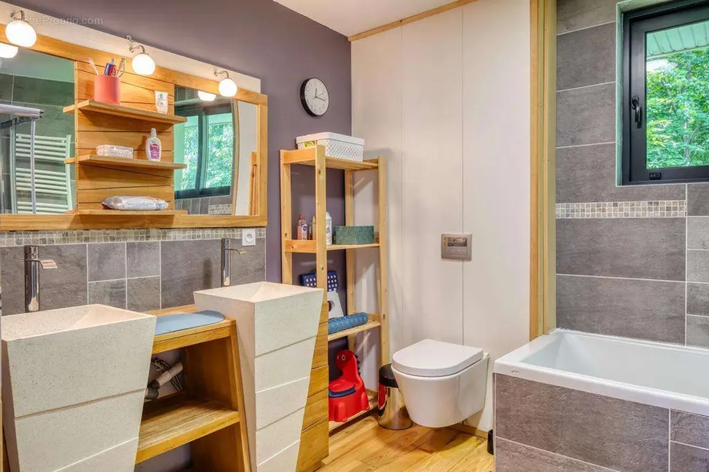 Salles de bain - Maison Familiale avec Jardin et Terrasse à Caumont