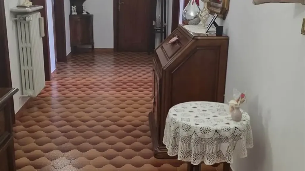 Hallway - Six-Bedroom Apartment with Terrace in Prato