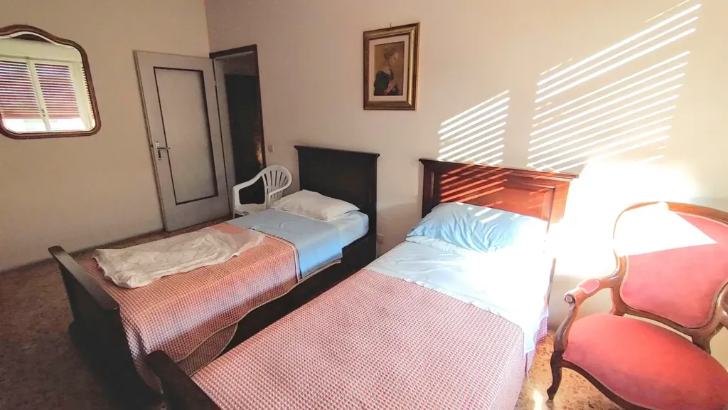 Chambres - 2-Bedroom Apartment with Balcony in Guastalla