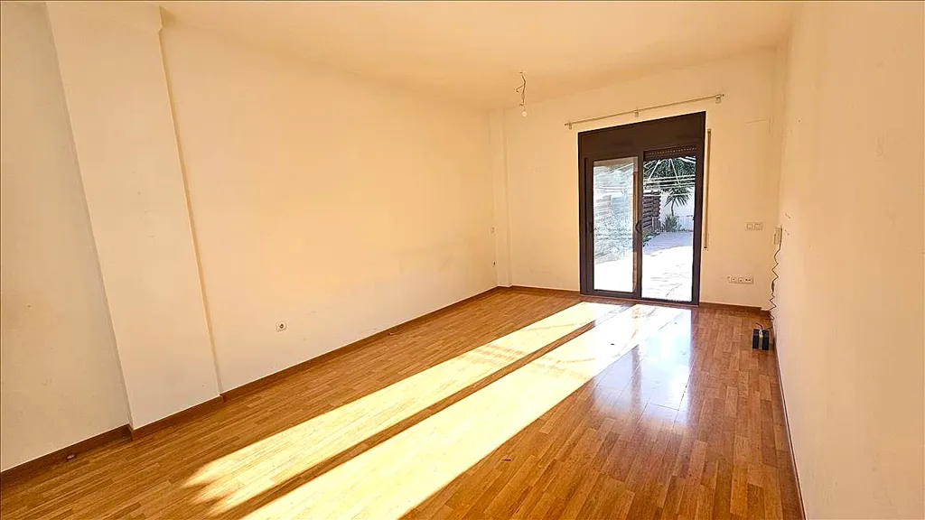 Rooms - Residential Apartment with Terrace in Vilajuïga