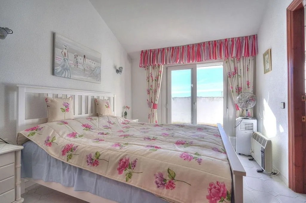 Magamistoad - Corner Semi-Detached House with Pool in Mijas Golf