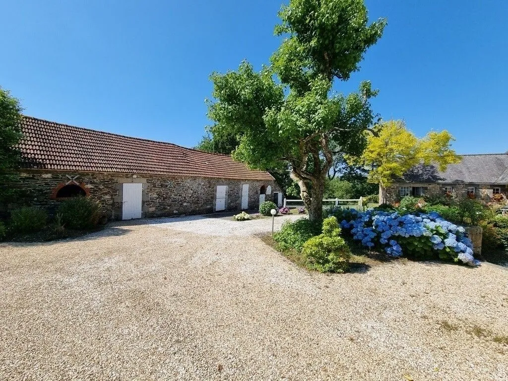 Aed - Farmhouse with Equestrian Features in La Roche-Maurice