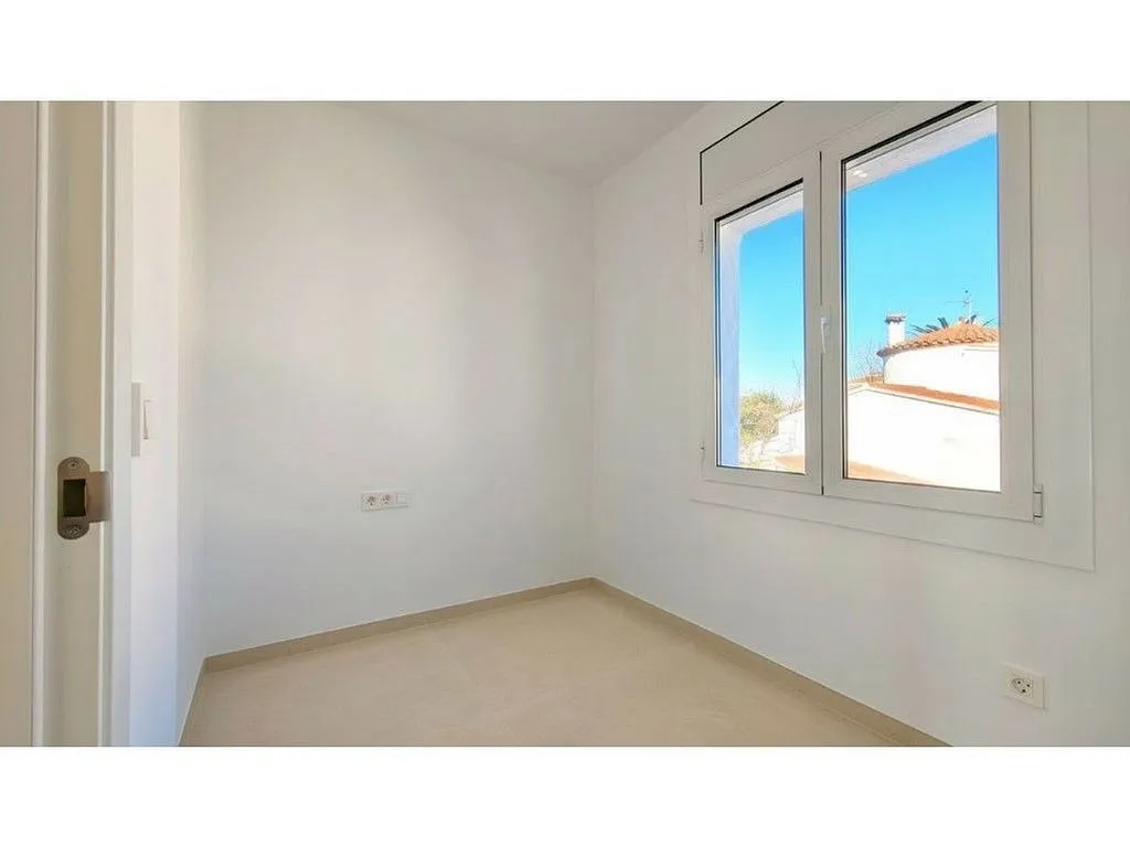Rooms - Modernised Chalet with Pool in Empuriabrava