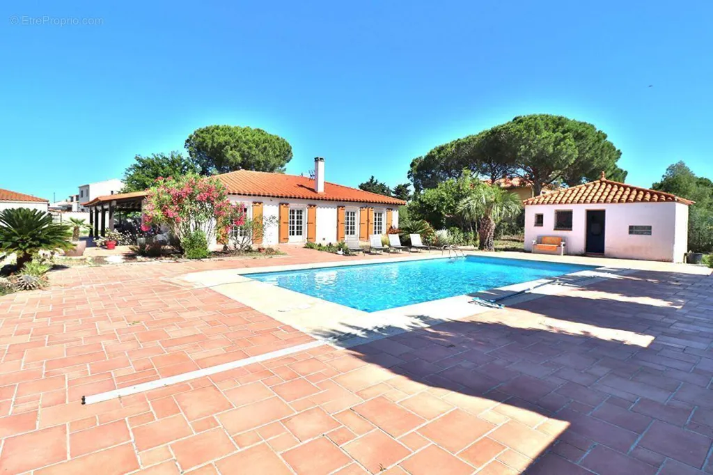 Bassein - Villa with Pool and Dependence in Pia