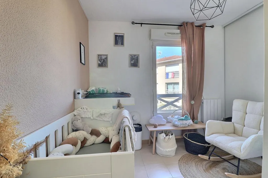 Chambres - Appartement avec Balcon et Parking à Proximité du Centre