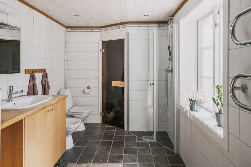 Salles de bain - Charming Red Villa with Countryside View in Jula
