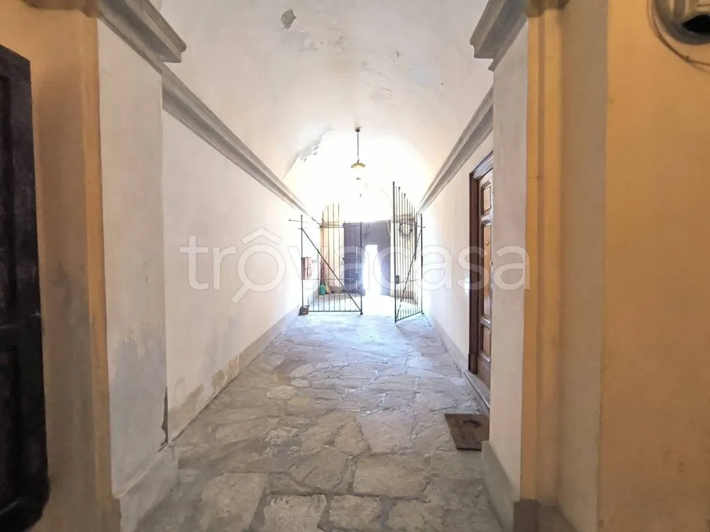 Entrée - Historic Apartment with Piazza View in Mondovì