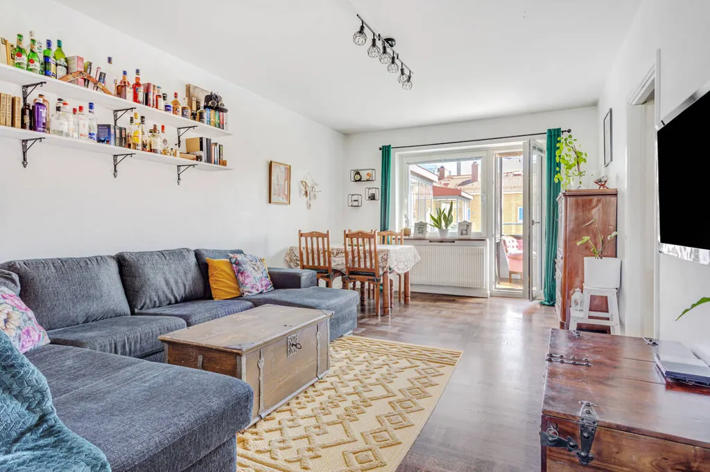Wohnzimmer - Apartment with South-Facing Balcony in Liljeholmen