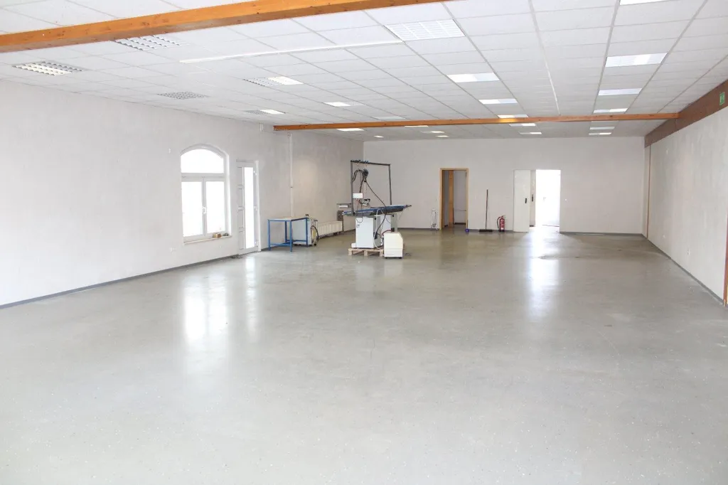 Zimmer - Gewerbeeinheit mit Top-Lage in Struth