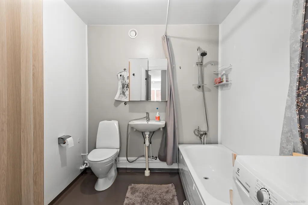 Salles de bain - Thoughtfully Designed 3-Bed Flat with Balcony in Sävja