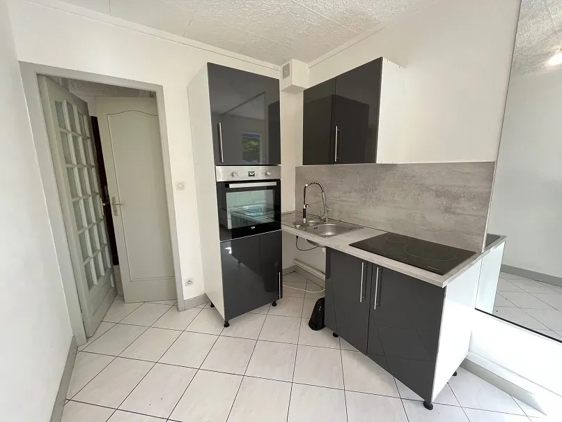 Köök - 3-Bedroom Flat with Balcony in Saint-Étienne