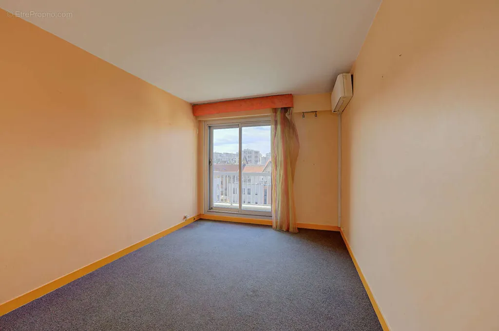 Toad - Apartment with Park View in Vanves