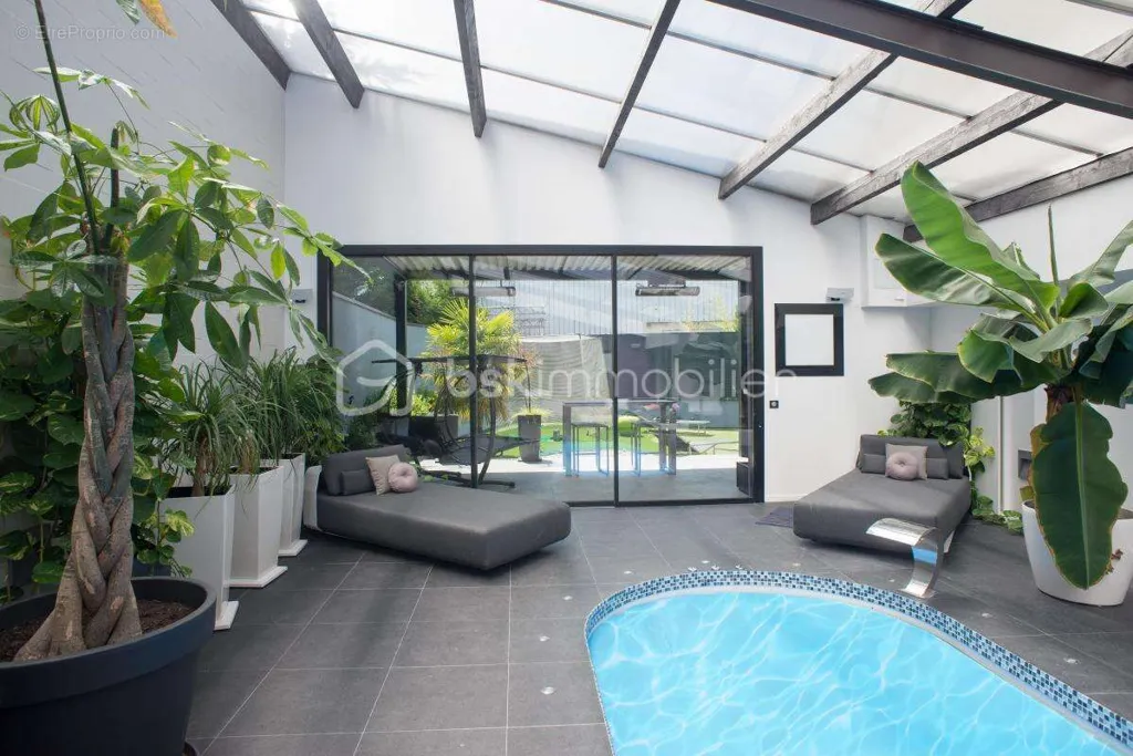 Piscina - Luxury Loft with Pool in Pringy