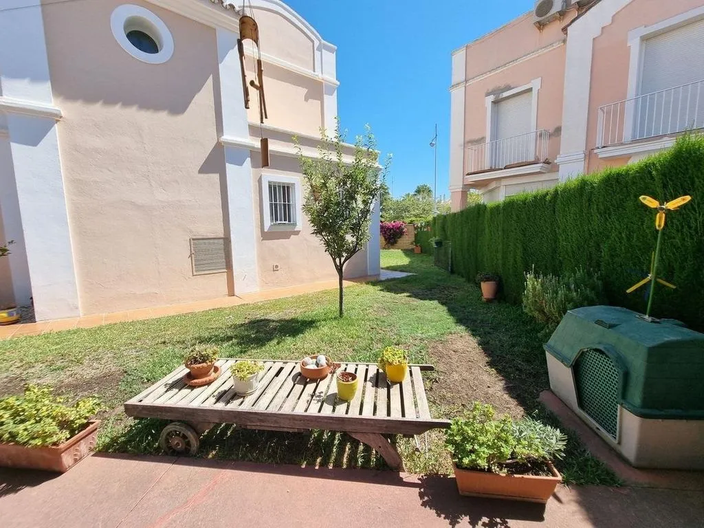 Aed - Corner Luxury House with Pool Potential in San Pedro