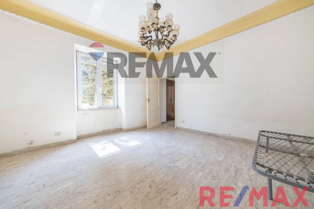 Pièces - Apartment with 50m² Cellar in Sonnino